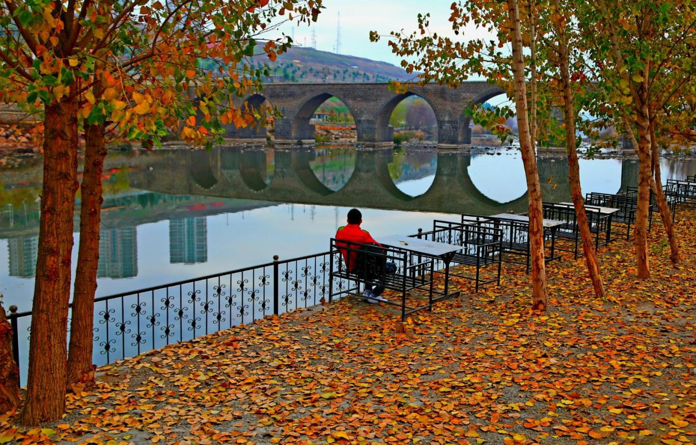 Tarihi On Gözlü Köprü’de sonbahar güzelliği